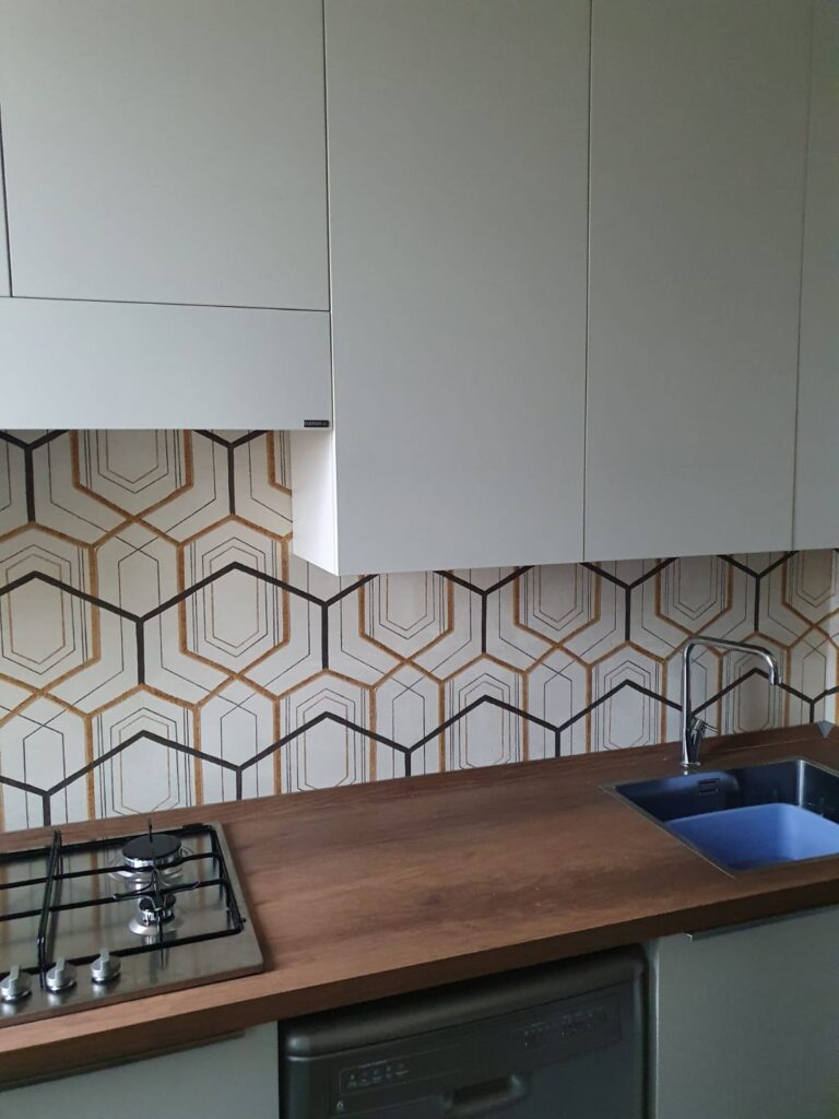 Carta da parati geometrica per rivestimento cucina