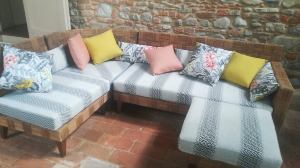 Cuscini divano rivestiti in tessuto d'arredo