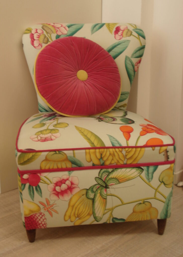 Poltroncina rivestita con tessuto a fiori