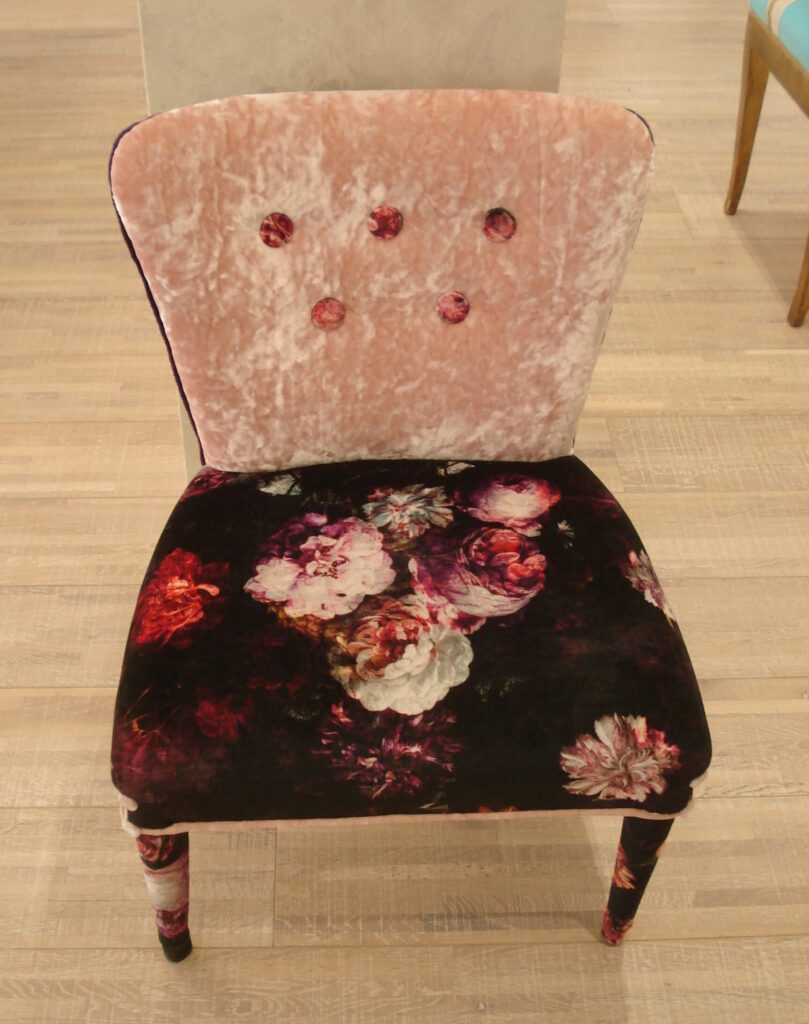 Poltroncina rivestita in velluto con fantasia floreale