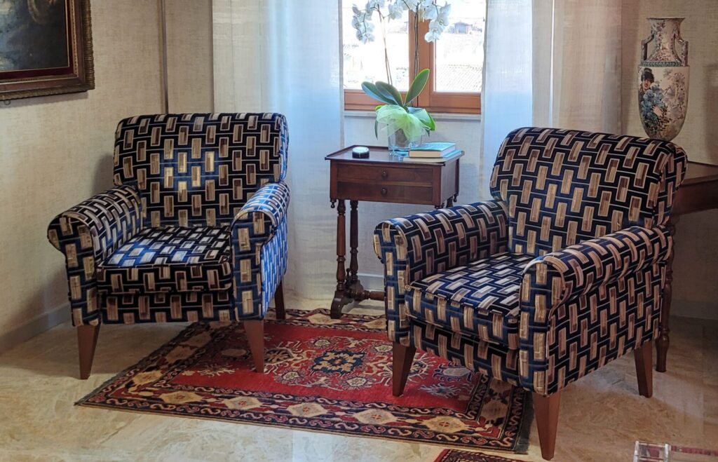 Poltrone rivestite in tessuto geometrico